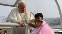 El Papa Francisco saluda a una niña en el Estadio Nacional de Bahrein. Crédito: Vatican Media