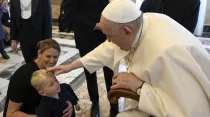 Papa Francisco bendice a niño en el Vaticano. Foto: Vatican Media