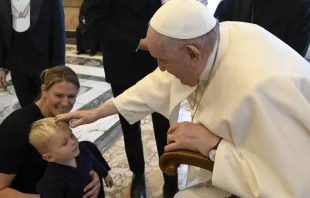 Papa Francisco bendice a niño en el Vaticano. Foto: Vatican Media 