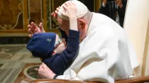 El Papa Francisco saluda a un niño durante la audiencia esta mañana. Crédito: Vatican Media