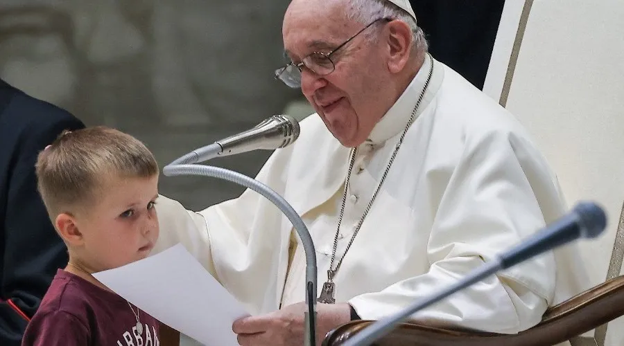 Niño saluda al Papa en la Audiencia General. Crédito: Pablo Esparza: EWTN/ACI Prensa?w=200&h=150