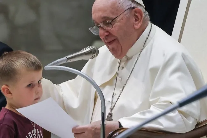 El tierno encuentro entre el Papa Francisco y este “valiente” niño
