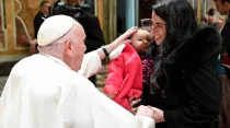 El Papa Francisco saluda a una niña durante la audiencia con "Apoteca Natura". Crédito: Vatican Media