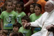 Papa Francisco saluda a los niños del curso de verano en el Vaticano