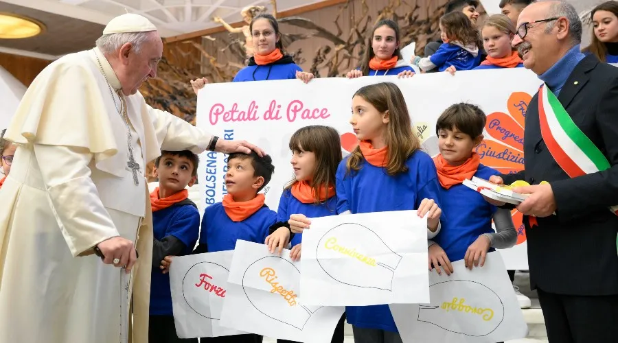 El Papa Francisco saluda a niños en la Audiencia General. Crédito: Vatican Media?w=200&h=150