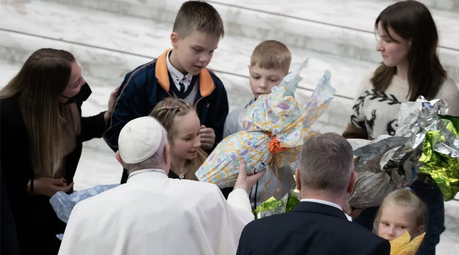 Papa Francisco saluda a niños de Ucrania. Foto: Daniel Ibáñez / ACI Prensa ?w=200&h=150
