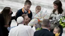 Papa Francisco saluda a niños de Ucrania. Foto: Daniel Ibáñez / ACI Prensa 