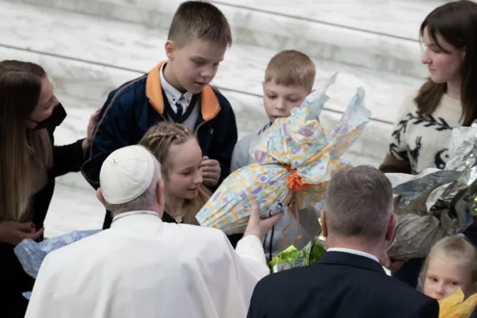 El Papa Francisco bendice en el Vaticano a niños ucranianos refugiados en Italia