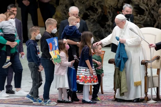 El Papa condena masacre de Ucrania: muestra su bandera y saluda a niños refugiados 