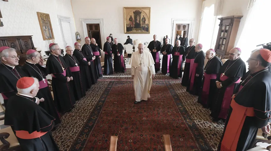 Papa con Obispos españoles en visita Ad Limina. Foto: Vatican Media