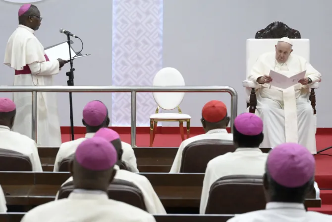 El Papa Francisco pide a obispos derribar los altares consagrados al dinero 