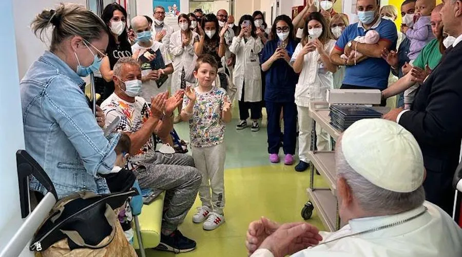 El Papa visita el Departamento de Oncología Pediátrica del Gemelli. Crédito: Vatican Media.?w=200&h=150