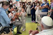 El Papa Francisco visita a niños enfermos con cáncer en el Hospital Gemelli de Roma
