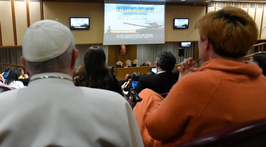 El Papa Francisco en la proyección del documental sobre Ucrania. Crédito: Vatican Media?w=200&h=150