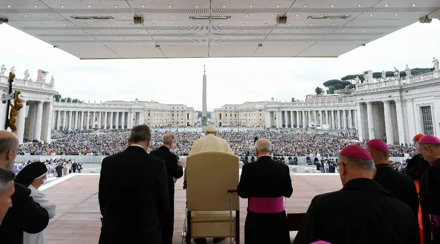 Imagen referencial del Papa Francisco en la Plaza de San Pedro. Crédito: Vatican Media?w=200&h=150
