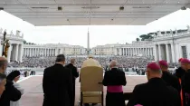 Imagen referencial del Papa Francisco en la Plaza de San Pedro. Crédito: Vatican Media