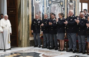 Papa Francisco con policu00edas en el Vaticano. Cru00e9dito: Vatican Media 
