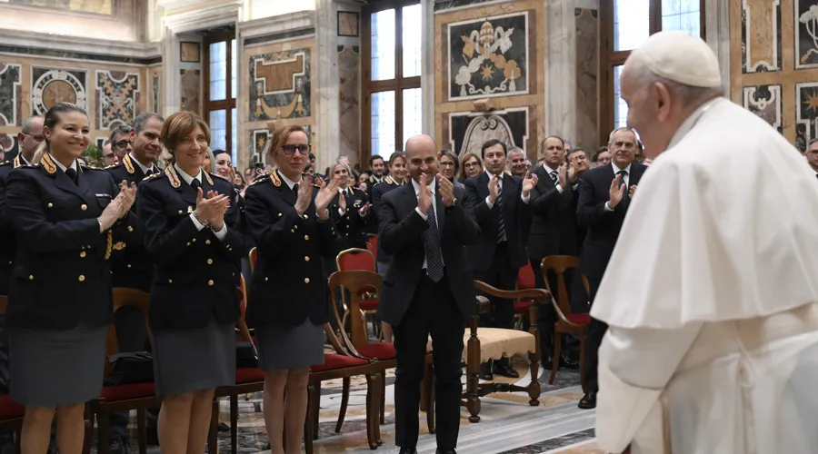 El Papa agradece a policías que trabajan por eliminar la violencia contra la mujer