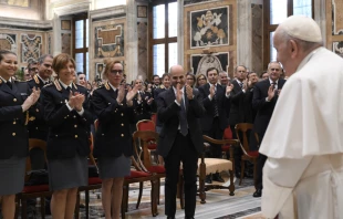 Papa Francisco con policu00edas en el Vaticano. Cru00e9dito: Vatican Media 