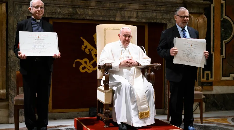 El Papa Francisco con los galardonados del Premio Ratzinger 2022. Crédito: Vatican Media?w=200&h=150