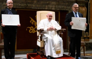 El Papa Francisco con los galardonados del Premio Ratzinger 2022. Cru00e9dito: Vatican Media 