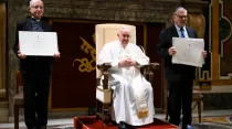El Papa Francisco con los galardonados del Premio Ratzinger 2022. Crédito: Vatican Media