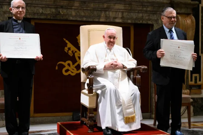 Papa Francisco asegura que siente la “presencia espiritual” de Benedicto XVI 