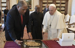 Papa Francisco en audiencia con el presidente de la Repu00fablica de Fiji, Ratu Wiliame Maivalili Katonivere. Cru00e9dito: Vatican Media. 
