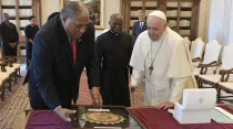 Papa Francisco en audiencia con el presidente de la República de Fiji, Ratu Wiliame Maivalili Katonivere. Crédito: Vatican Media.