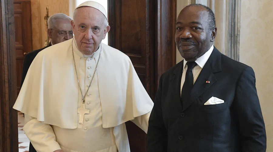 Papa Francisco con el presidente de Gabón, Ali Bongo Ondimba. Foto: Vatican Media