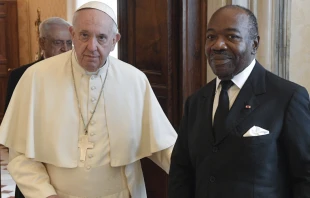 Papa Francisco con el presidente de Gabu00f3n, Ali Bongo Ondimba. Foto: Vatican Media 