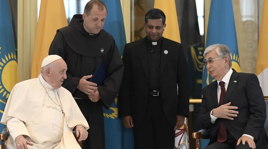 Papa Francisco con el presidente de la República de Kazajistán. Crédito: Vatican Media