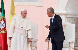 El Papa Francisco junto al presidente de Portugal,  Marcelo Rebelo de Sousa. 
