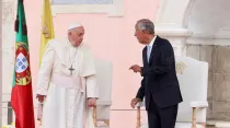 El Papa Francisco junto al presidente de Portugal,  Marcelo Rebelo de Sousa.