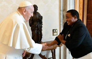 El Papa Francisco y Robinah Nabbanja. Cru00e9dito: Vatican Media. 