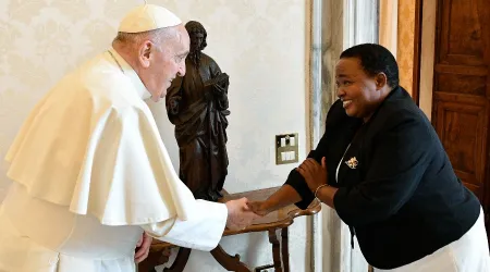 El Papa Francisco recibe en el Vaticano a la Primera Ministra de Uganda