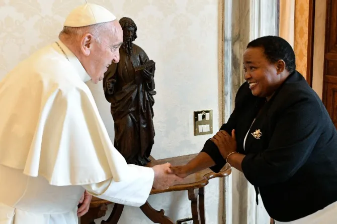 El Papa Francisco recibe en el Vaticano a la Primera Ministra de Uganda