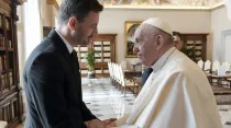 Papa Francisco con el primer ministro de Eslovaquia. Foto: Vatican Media 