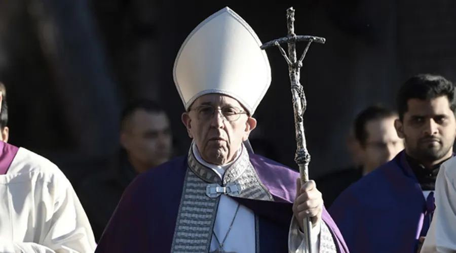 Imagen referencial. Papa Francisco en procesión penitencial. Foto: Vatican Media
