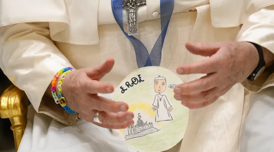 Imagen de las pulseras y la medalla entregada al Papa Francisco. Crédito: Vatican Media.?w=200&h=150