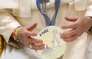 Imagen de las pulseras y la medalla entregada al Papa Francisco. Cru00e9dito: Vatican Media. 