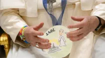 Imagen de las pulseras y la medalla entregada al Papa Francisco. Crédito: Vatican Media.