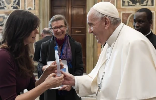 Papa Francisco saluda a miembros de Diaconie de la beautu00e9. Foto: Vatican Media 