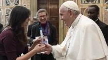 Papa Francisco saluda a miembros de Diaconie de la beauté. Foto: Vatican Media