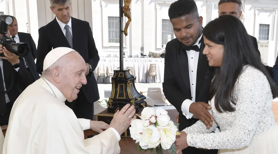 Papa Francisco bendice a recién casados en el Vaticano. Foto: Vatican Media