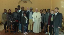 Papa Francisco con grupo de refugiados. Foto: Captura Vatican Media
