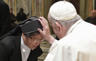 Papa Francisco bendice a una religiosa. Cru00e9dito: Vatican Media 