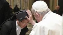 Papa Francisco bendice a una religiosa. Crédito: Vatican Media