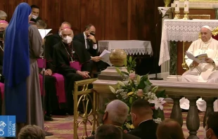 El Papa escucha testimonio de misionera en Grecia. Foto: Captura video 