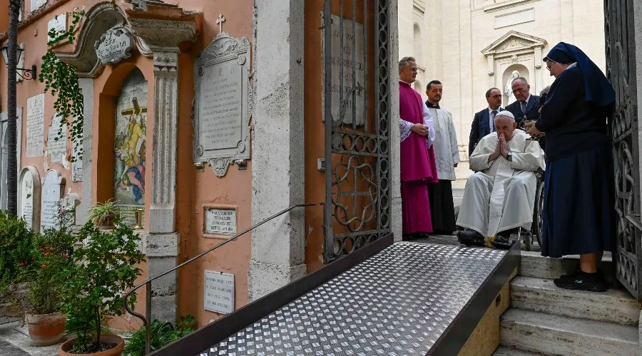 El Papa Francisco reza en el cementerio del Vaticano por los fieles difuntos